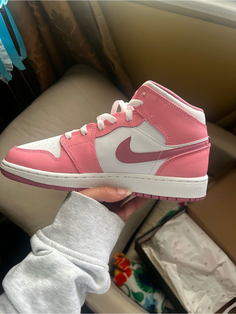 Air Jordan 1 Mid Coral Chalk/ Desert Berry-White - Picture 6 of 10